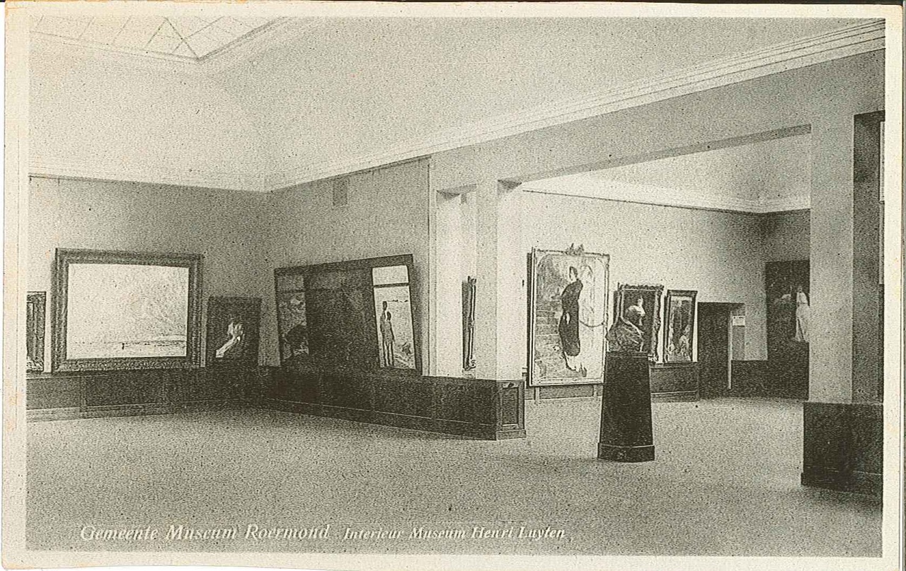 Foto van een gedeelte van het interieur van het Stedelijk Museum Roermond van ca. 1950.