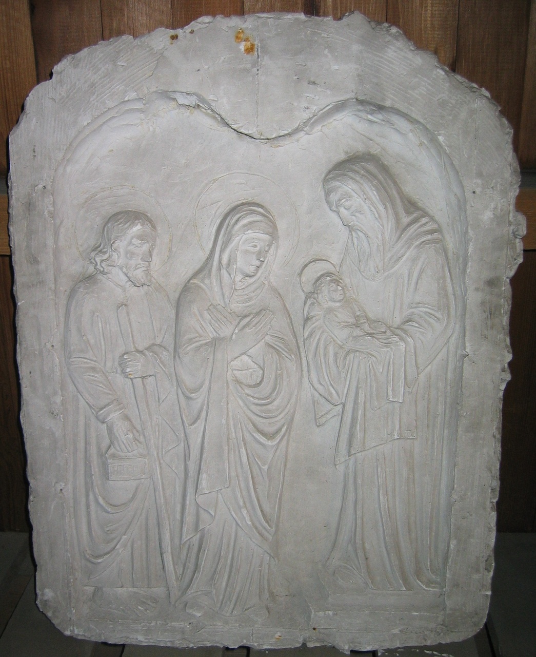 Gipsreliëf waarop Maria, het kind Jezus en twee oudere mannen in lange gewaden