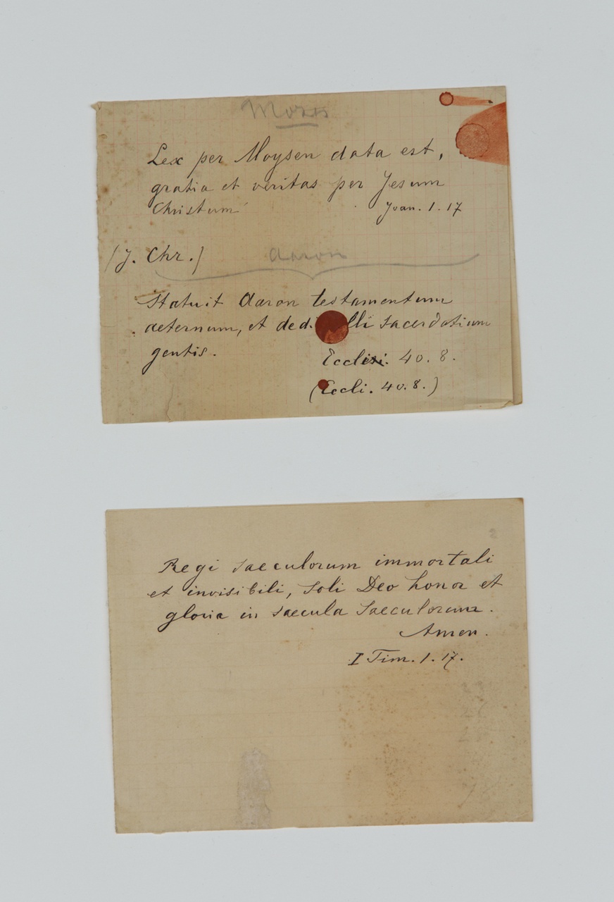 Twee blaadjes aantekeningen voor het plaatsen van teksten.