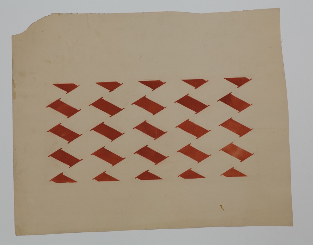 Proefdruk van een sjabloon met geometrische motieven in rode verf.