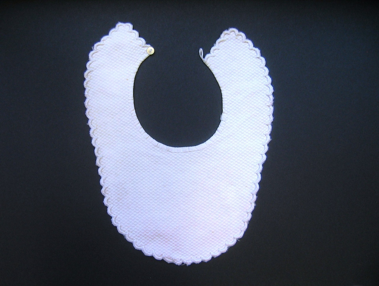 Slabbertje met schulpenrand