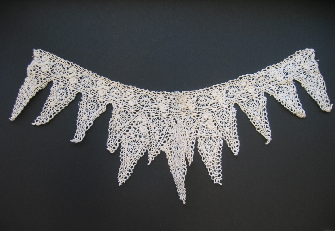 Kraagje van naaldkant met punten