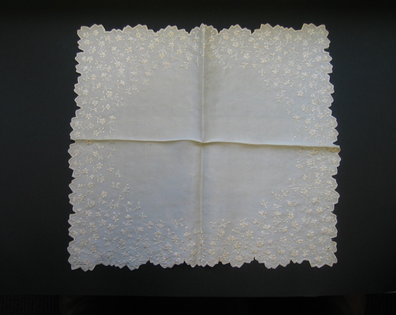 Zijden zakdoek met borduursel