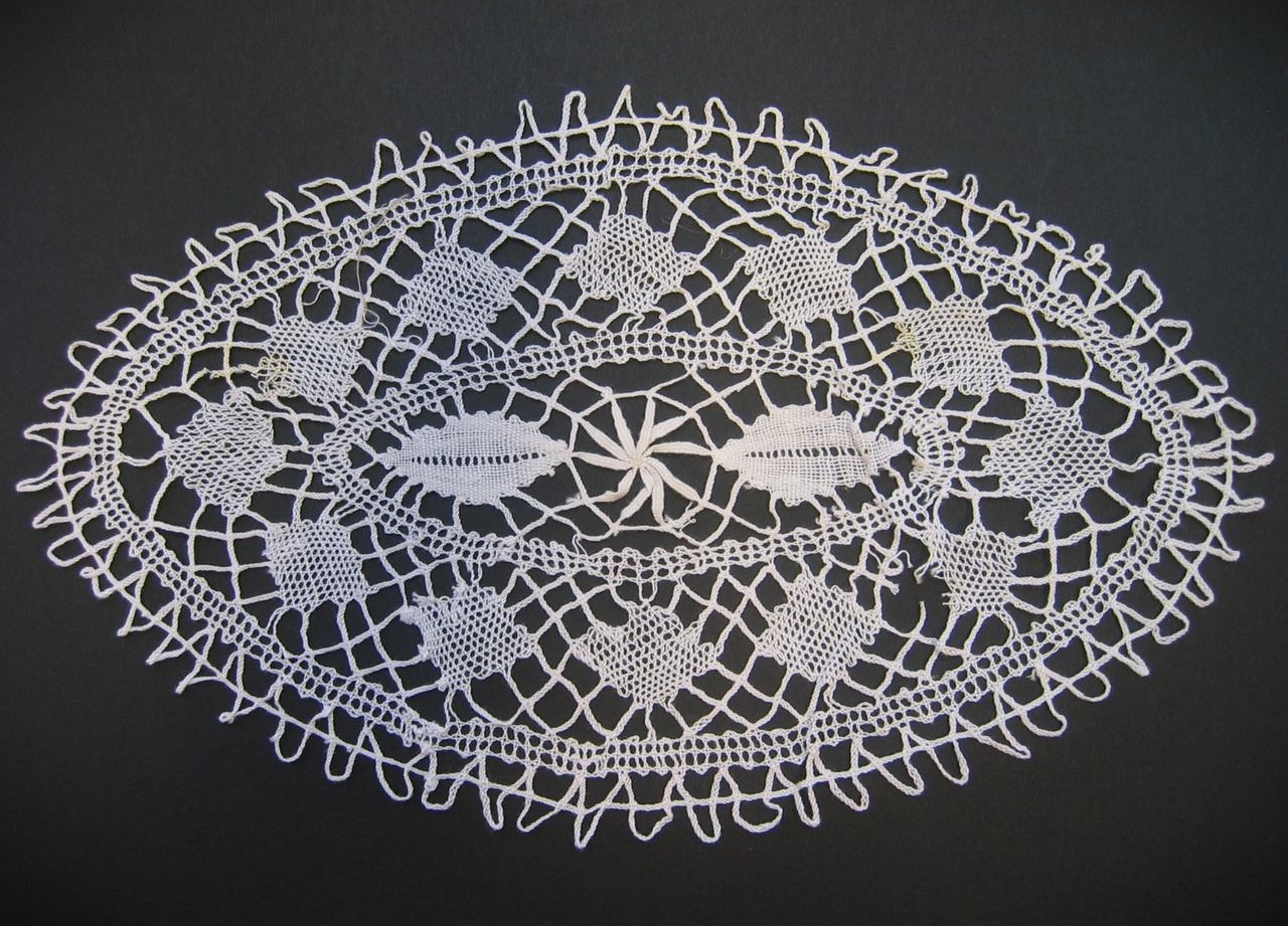 Ovaal kleedje van kloskant