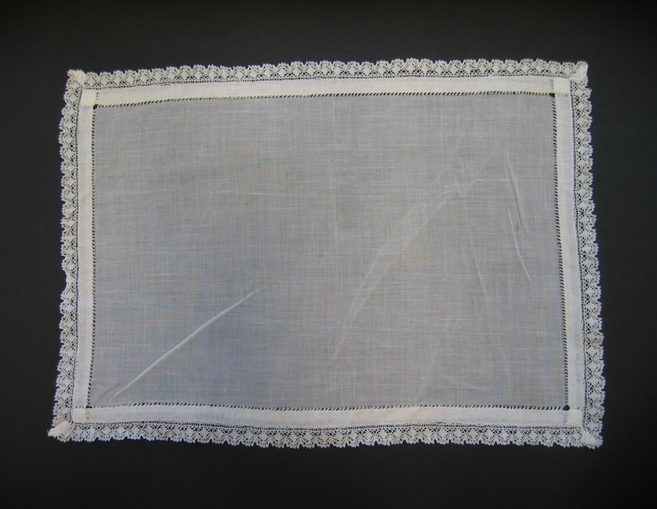 Rechthoekig kleedje met kloskant