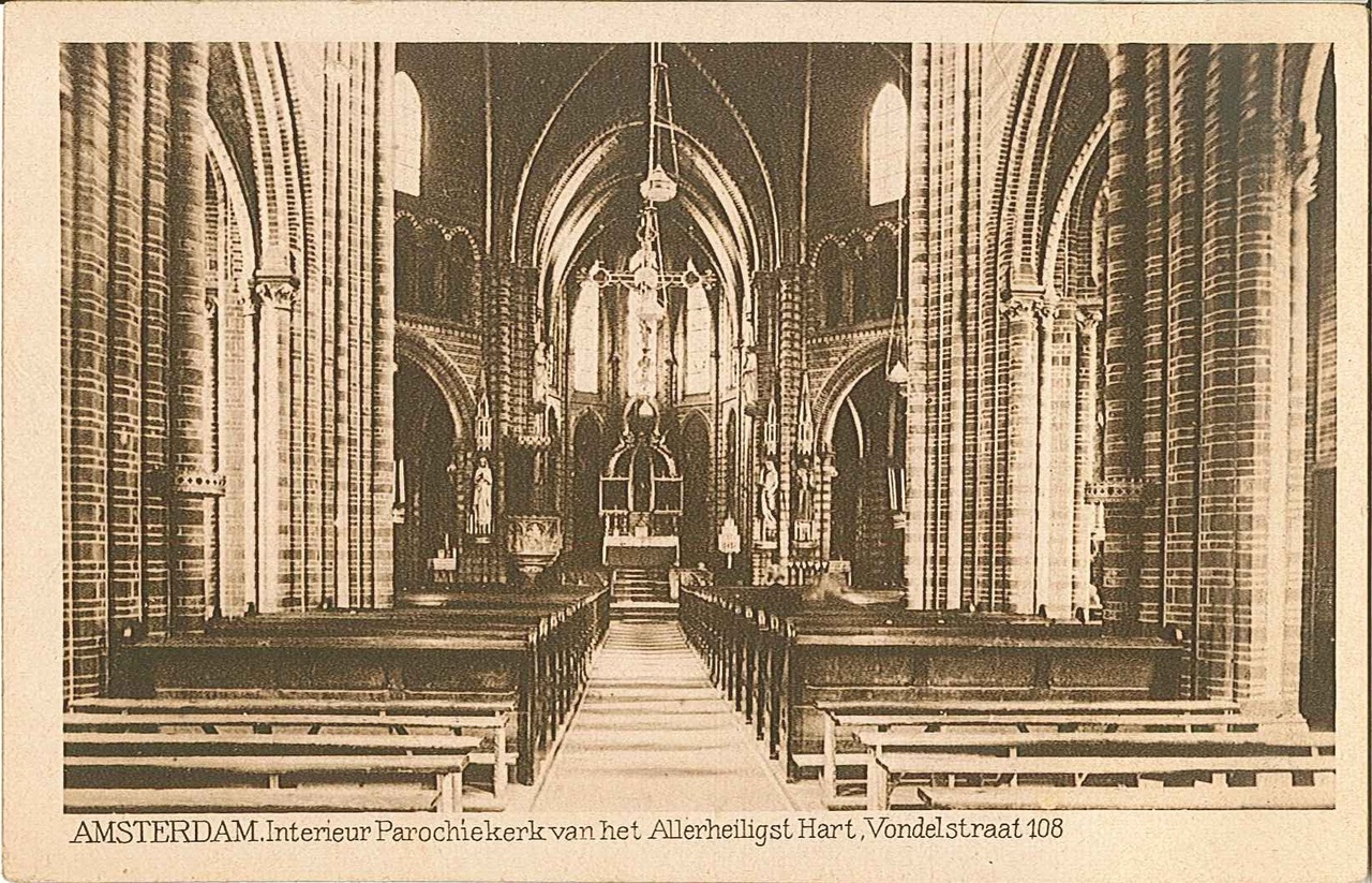 Ansichtkaart met daarop een oude foto van het interieur van de  Vondelkerk te Amsterdam.