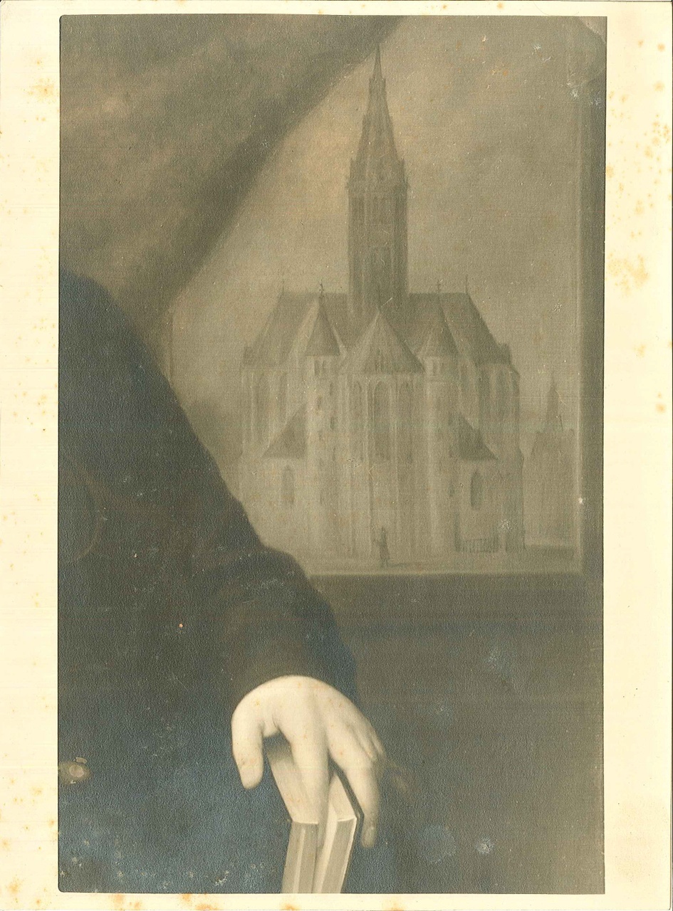 Foto van een schilderij van de Vondelkerk met op de voorgrond een arm (van een priester)