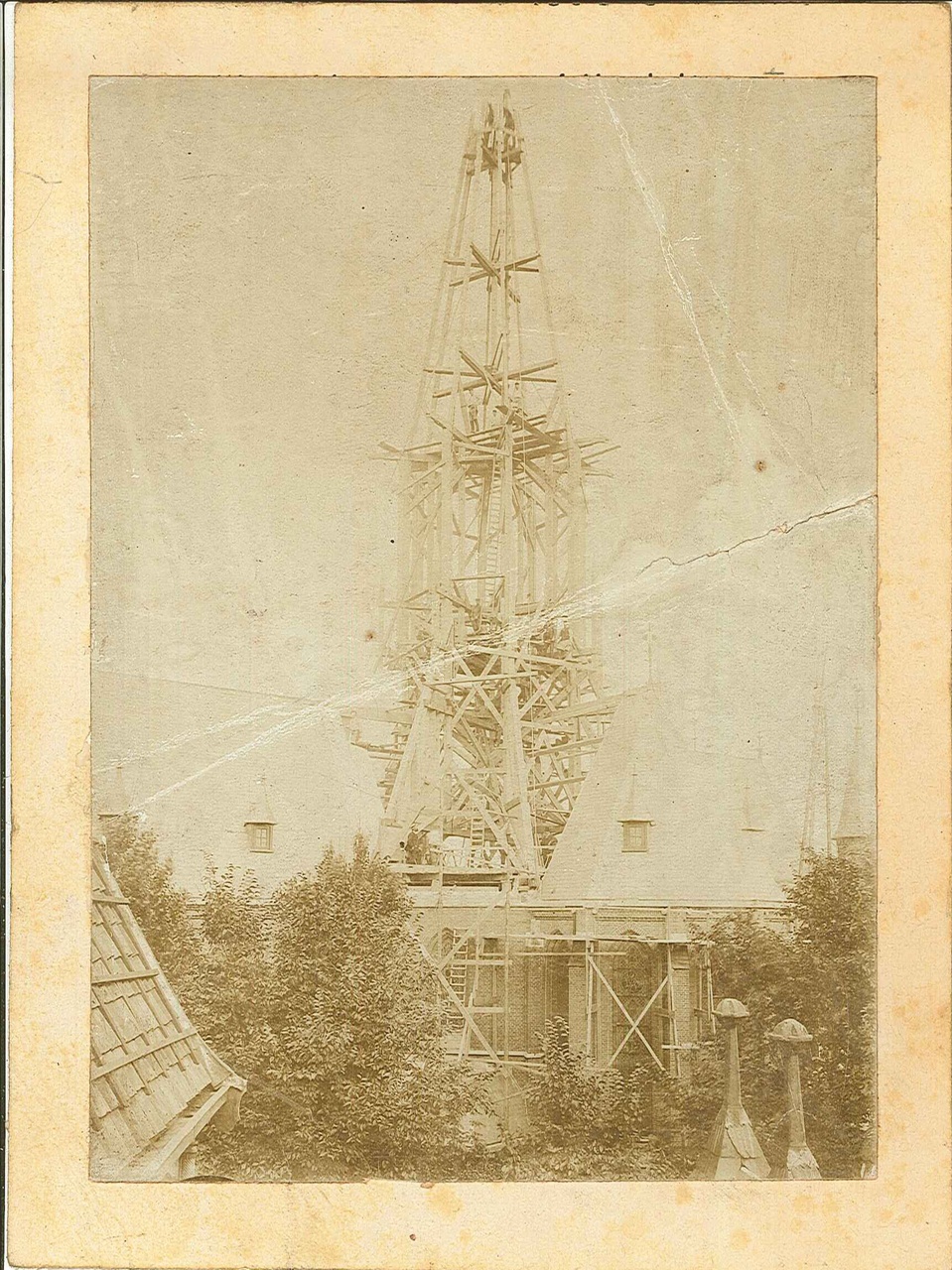 Foto van een torenspits in aanbouw (van de Vondelkerk?).
