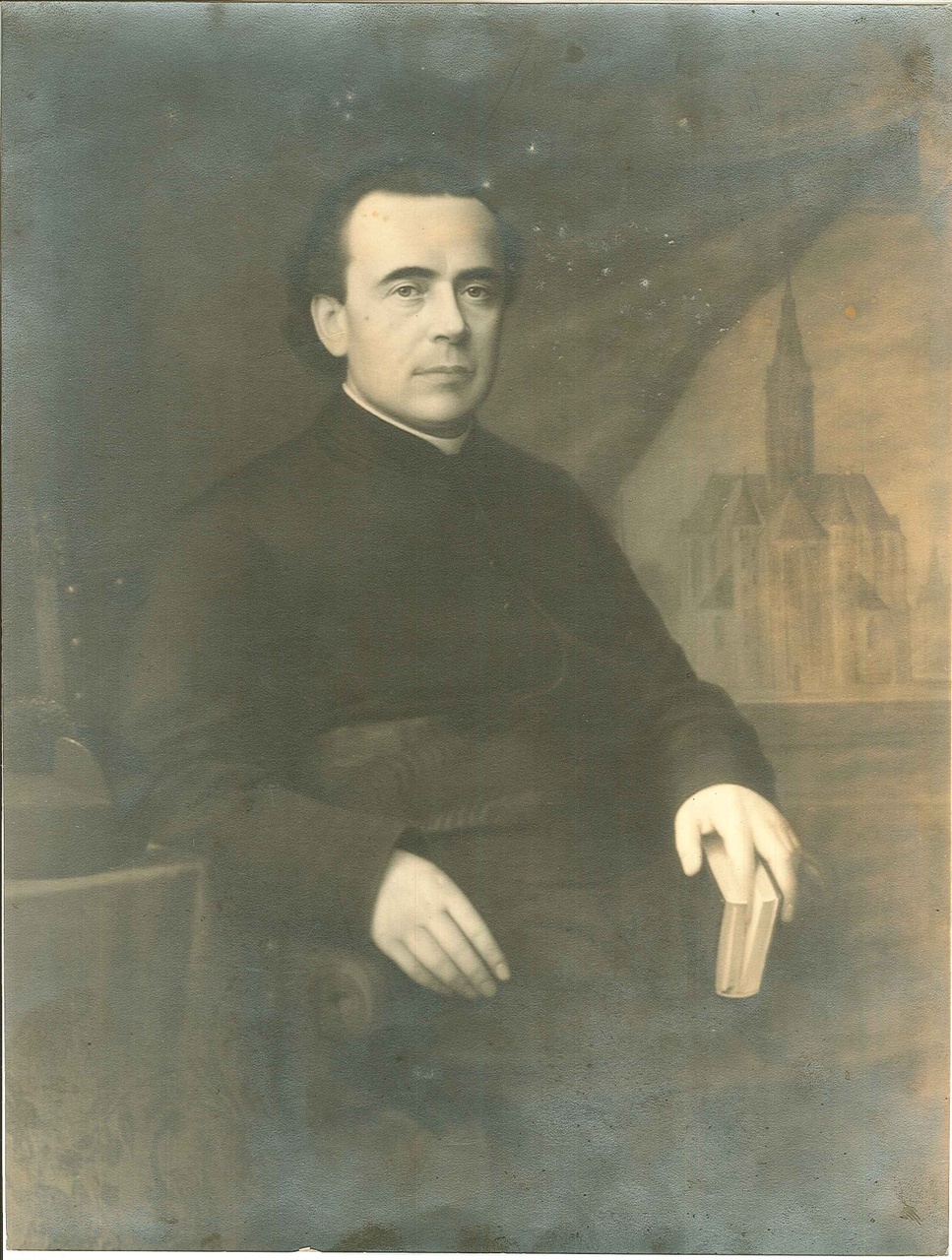 Foto van een priester met op de achtergrond een schilderij van de Vondelkerk.