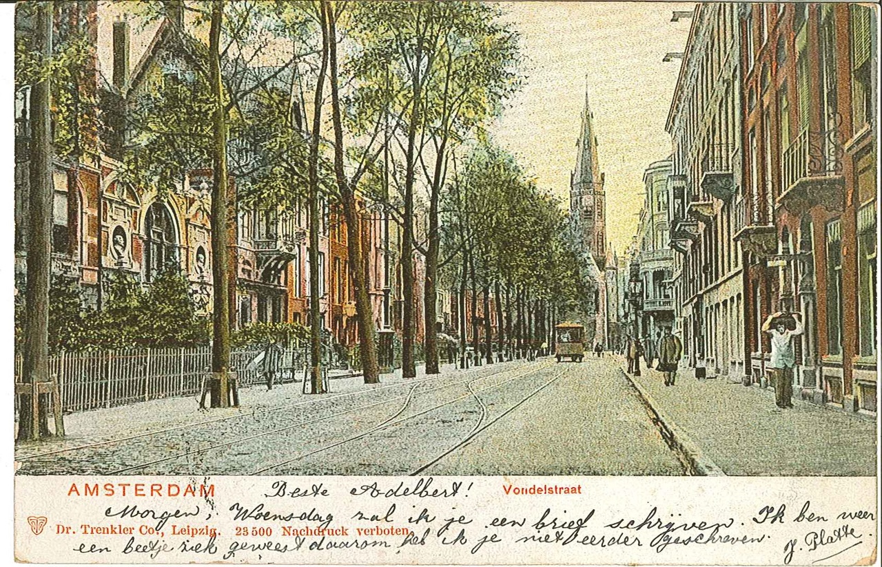 Ansichtkaart met daarop een ingekleurde oude foto van de Vondelstraat met op de achtergrond de Vondelkerk te Amsterdam.
