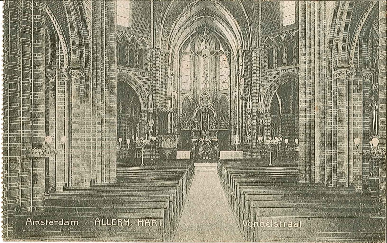 Ansichtkaart met daarop een oude foto van het interieur van de Vondelkerk te Amsterdam.