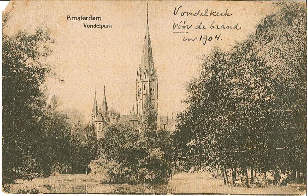 Ansichtkaart met daarop een oude foto van het Vondelpark met op de achtergrond de Vondelkerk te Amsterdam.