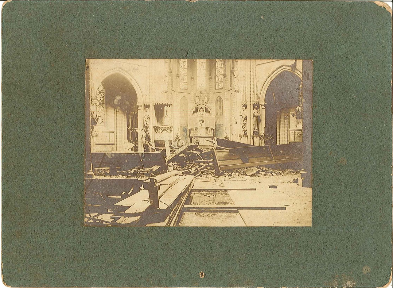 Foto van het door brand verwoeste interieur van de Vondelkerk te Amsterdam in 1904.