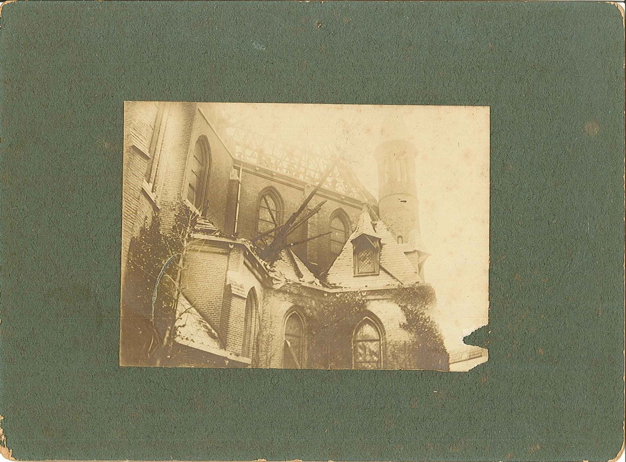 Foto van een gedeelte van de door brand verwoeste de Vondelkerk te Amsterdam in 1904.