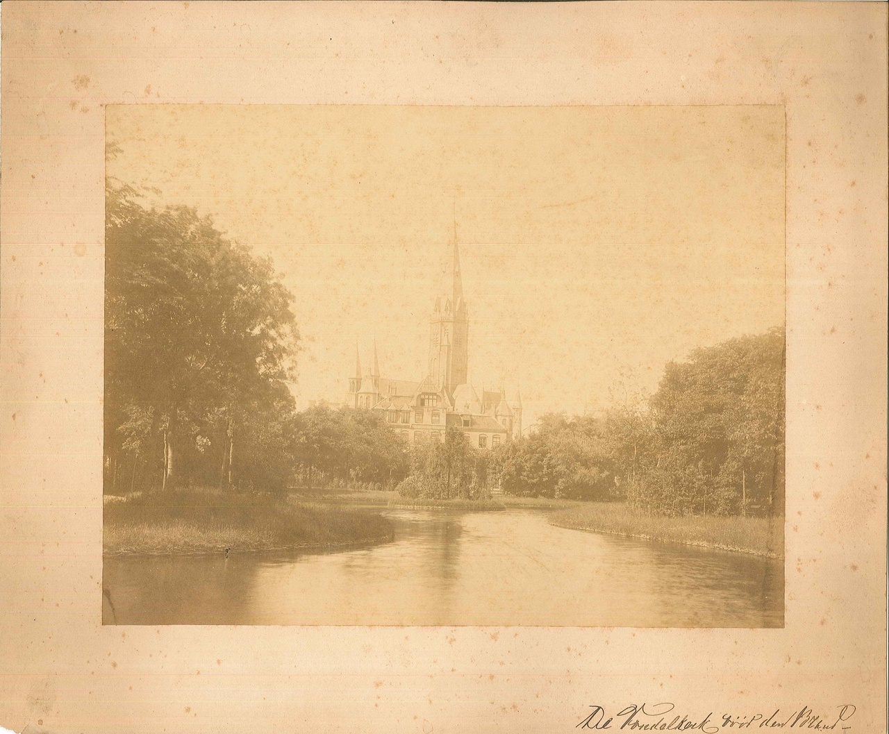 Foto van de Vondelkerk te Amsterdam vóór de brand in 1904.
