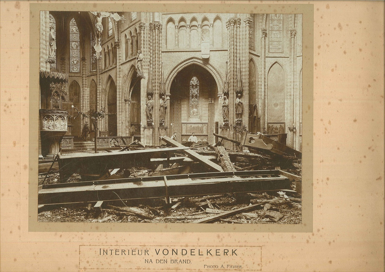 Foto van het verwoeste interieur van de Vondelkerk te Amsterdam na de brand in 1904.