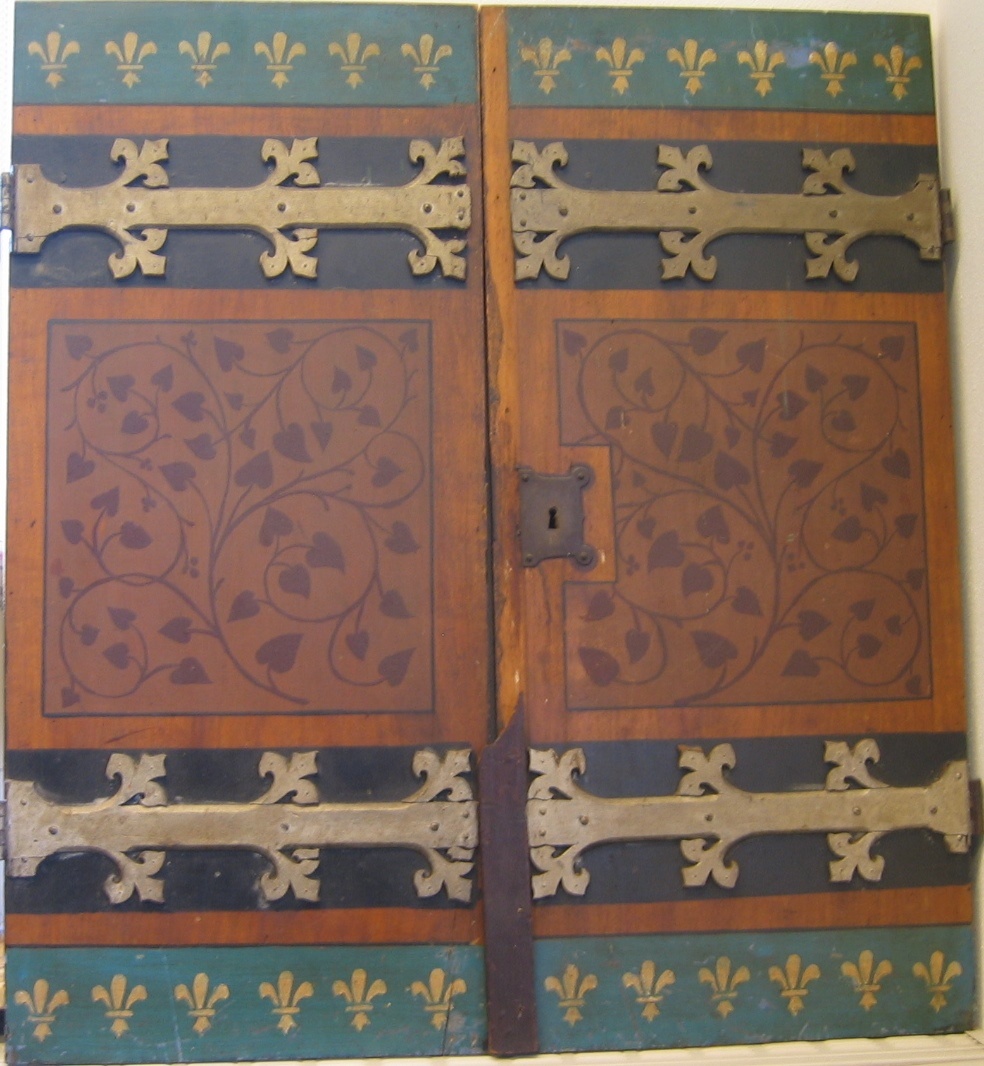 Twee beschilderde houten kastdeuren met beslag