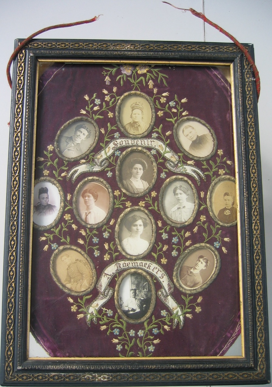  Ingelijste fotoverzameling waarin 12  fotoportretjes in een borduurwerk zijn bijeen gebracht met als titel "Souvenir A. Raemaekers".