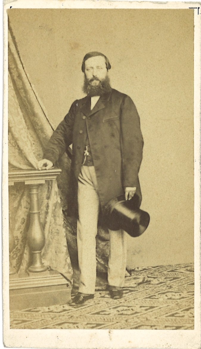 Verzameling van 17 Portretfoto's (carte-de-visite) van mannen: foto d.d. 19 augustus 1861 van een heer met hoge hoed in de hand.