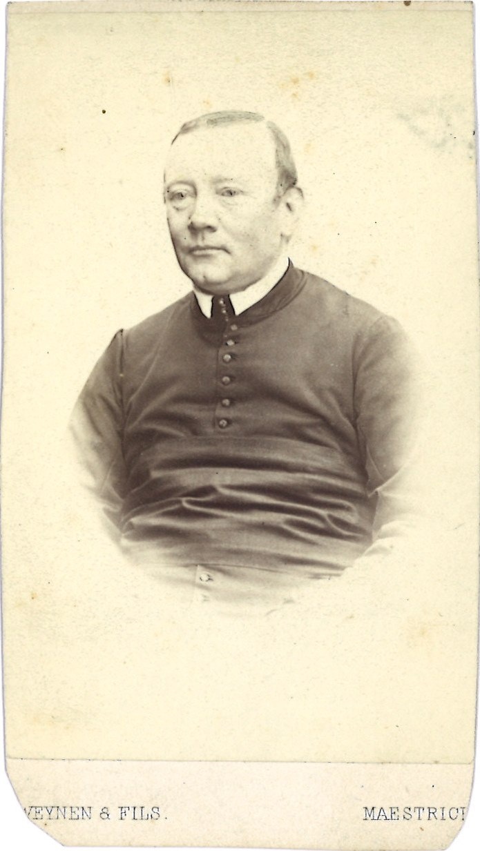 Verzameling van 51 Portretfoto's (carte-de-visite) van geestelijken: Pastoor W. Vullers uit Ospel.