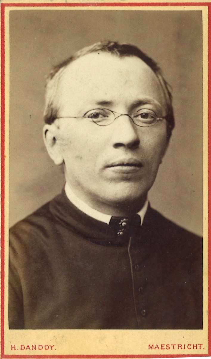 Verzameling van 51 Portretfoto's (carte-de-visite) van geestelijken: Eerwaarde Heer Willems uit Maastricht, pastoor te Sint Odiliëberg.
