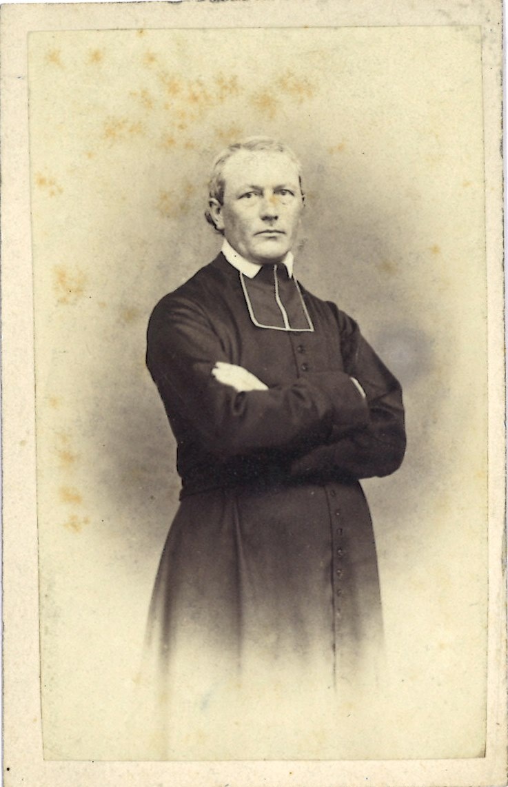Verzameling van 51 Portretfoto's (carte-de-visite) van geestelijken: De Zeer Eerwaarde Heer Rutten, deken van de Sint Servaas Parochie te Maastricht, 1868.