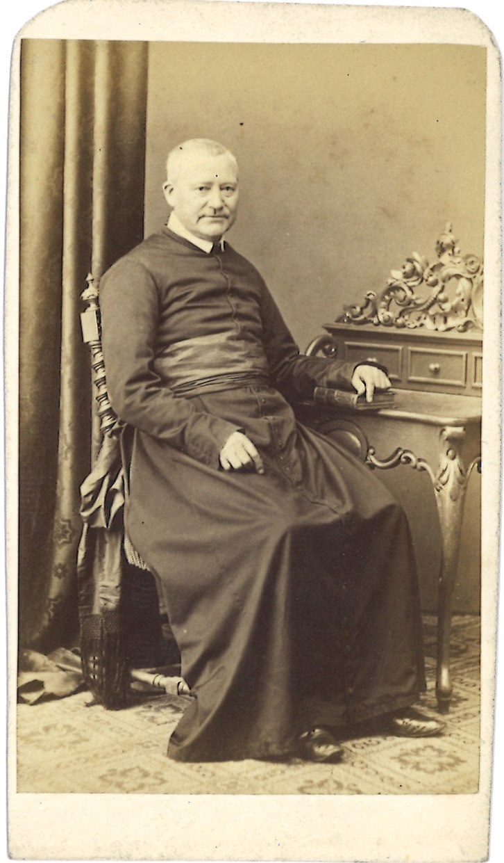 Verzameling van 51 Portretfoto's (carte-de-visite) van geestelijken: Zeer Eerwaarde Heer Linders, pastoor te Maasbree, 1868.