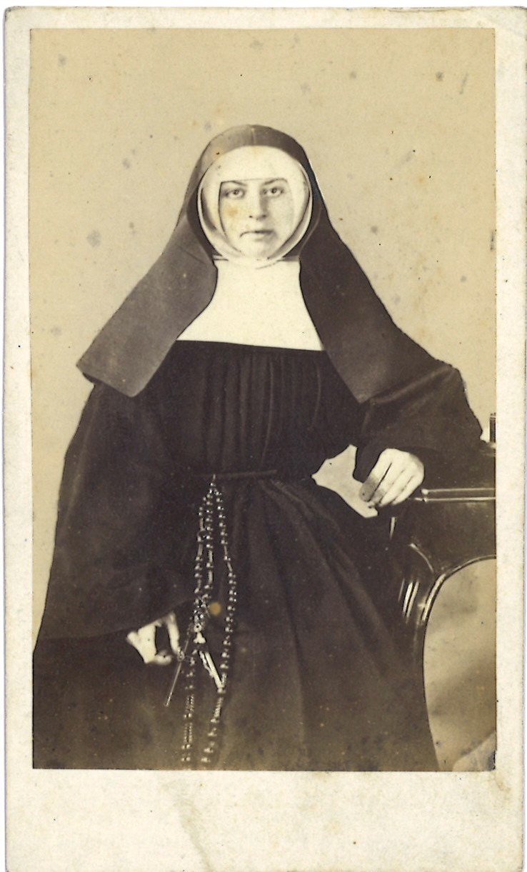 Verzameling van 51 Portretfoto's (carte-de-visite) van geestelijken: Mère Laurence, Venray.