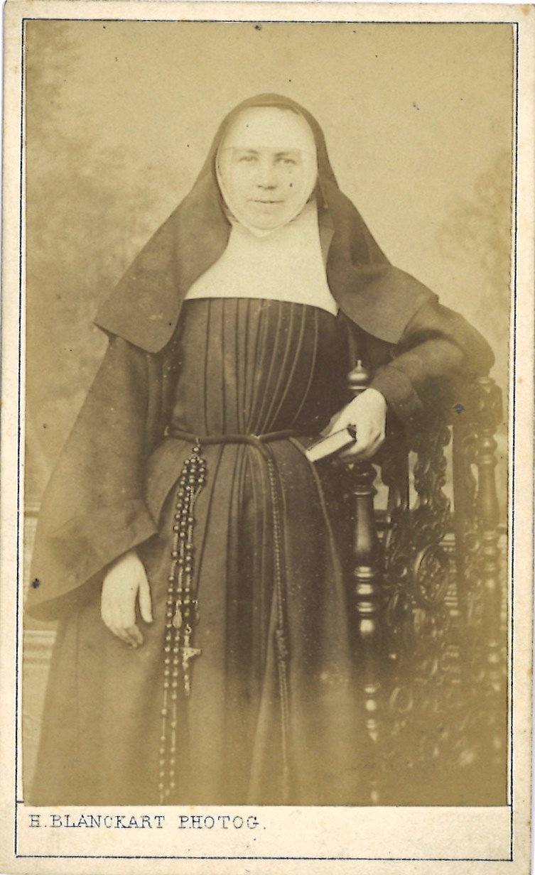 Verzameling van 51 Portretfoto's (carte-de-visite) van geestelijken: Mère Ursule, Venray.
