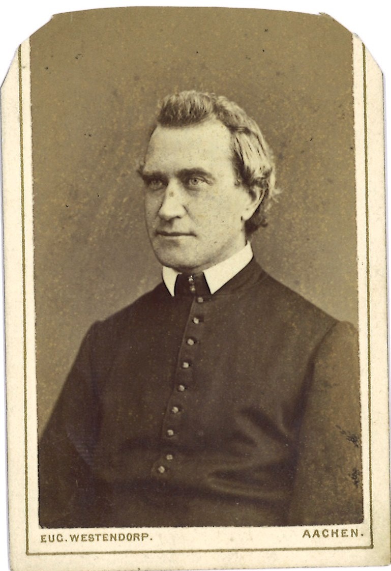 Verzameling van 51 Portretfoto's (carte-de-visite) van geestelijken: onbekende priester.