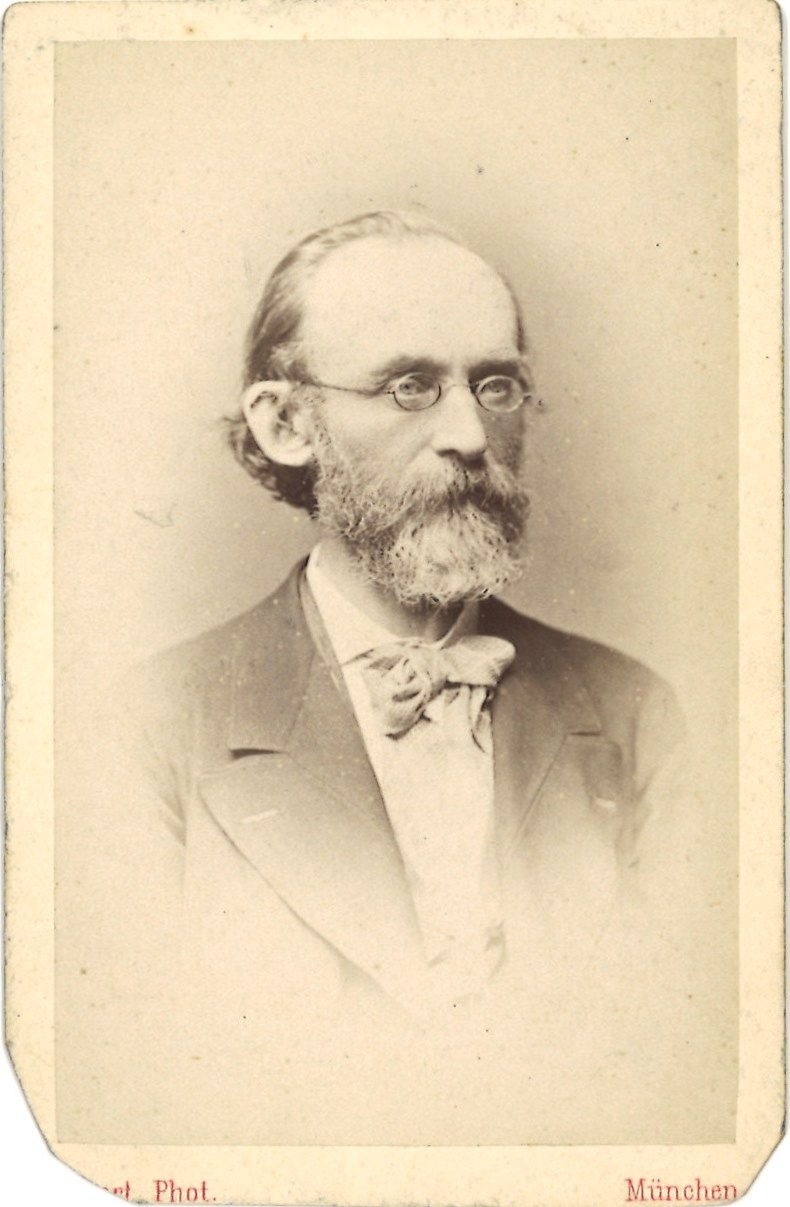 Portretfoto (carte de visite) van B. Bucher