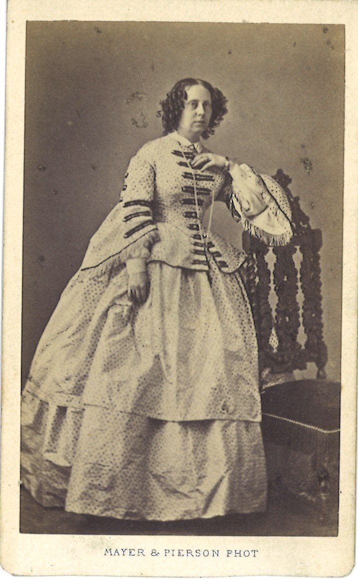 Verrzameling van 12 Portretfoto's (carte-de-visite) van koninklijke familie, adel: Koningin Sophie, koningin der Nederlanden.