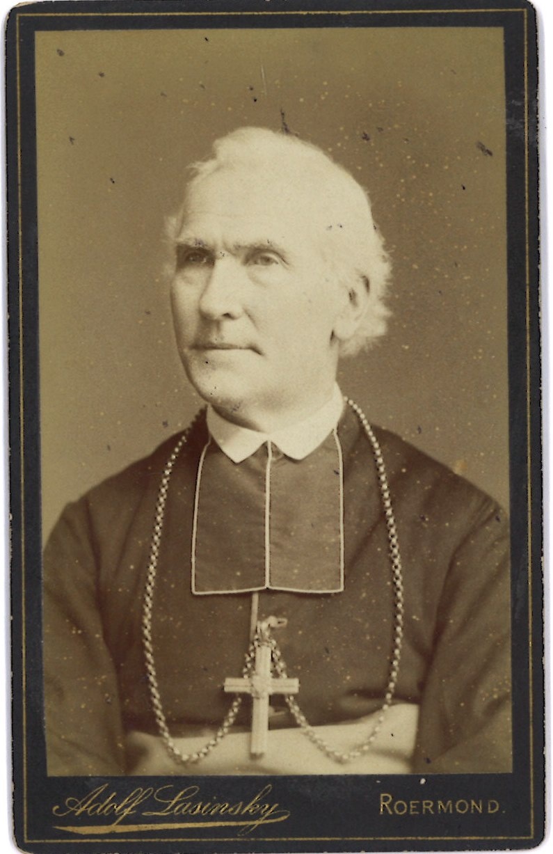 Portretfoto (carte-de-visite) van Bisschop Boermans gemaakt in fotostudio Adolf Lasinsky te Roermond.