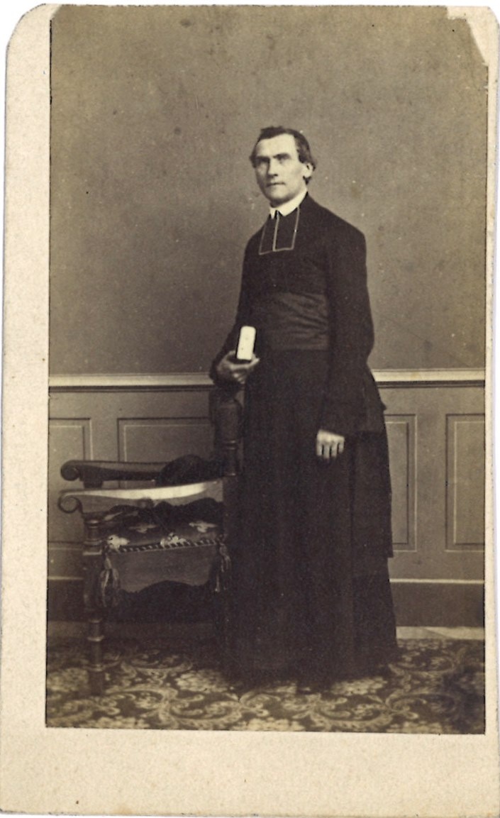 Portretfoto (carte-de-visite) van Bisschop Boermans gemaakt in fotostudio J.F. van Elewyck te Roermond.