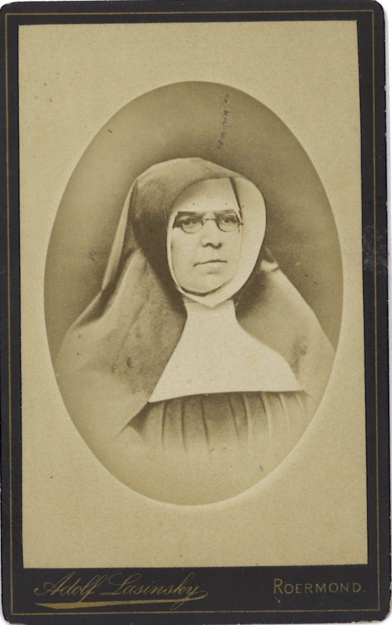 Portretfoto (carte-de-visite) van een non gemaakt in fotostudio Adolf Lasinsky te Roermond.