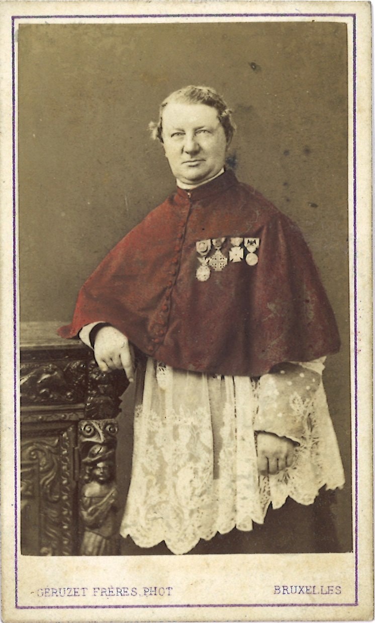 2 Kleuren portretfoto's (carte-de-visite) van een bisschop gemaakt in een fotostudio te Brussel