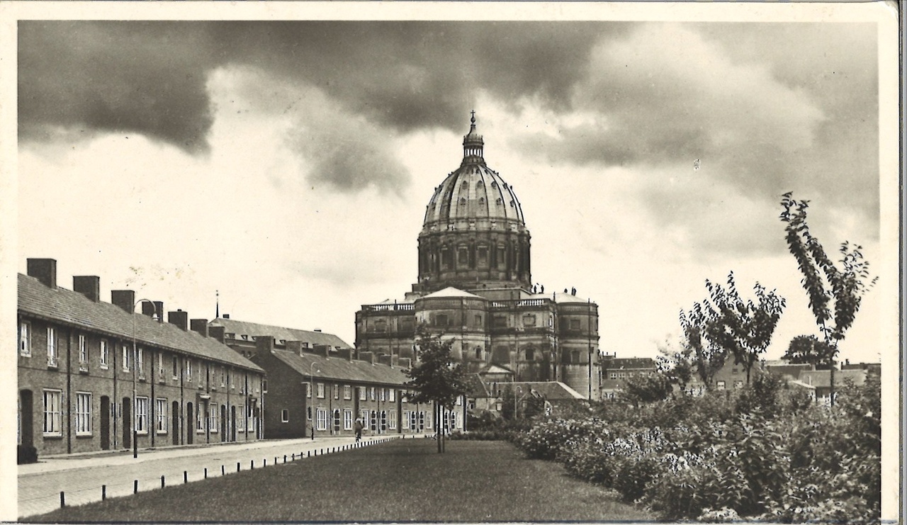 Ansichtkaart met foto van de basiliek te Oudenbosch
