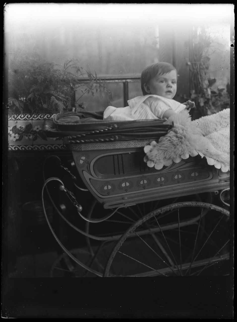 Glasnegatief van foto van kind in kinderwagen