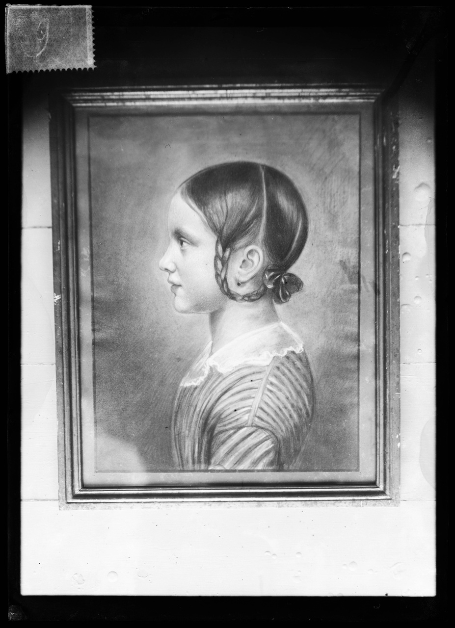 Glasnegatief van een foto van een geschilderd portret van Antoinette Alberdingk Thijm als meisje