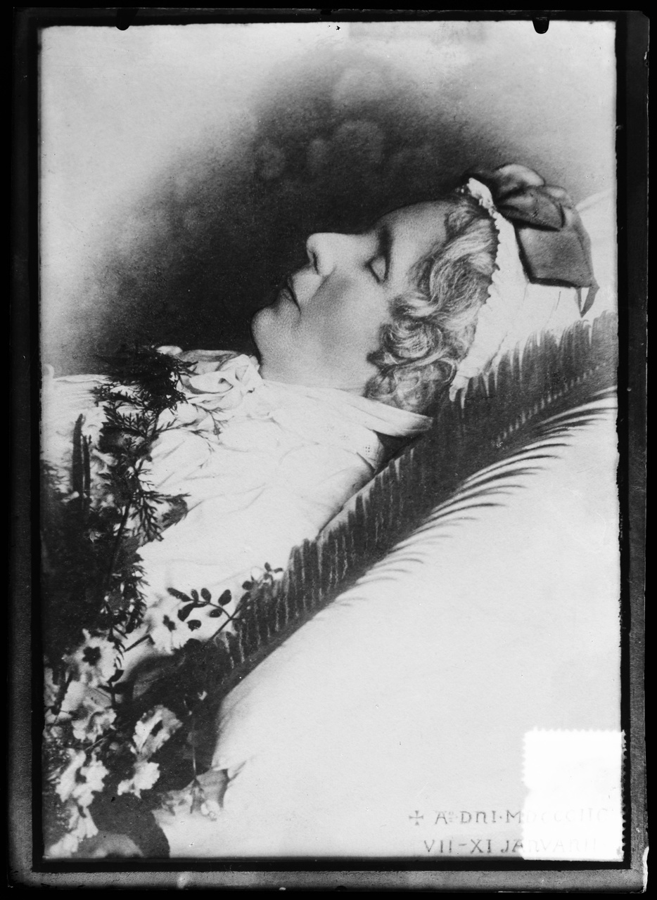 Glasnegatief van foto van een bestaande foto of schildering van Antoinette Alberdingk Thijm op haar sterfbed.