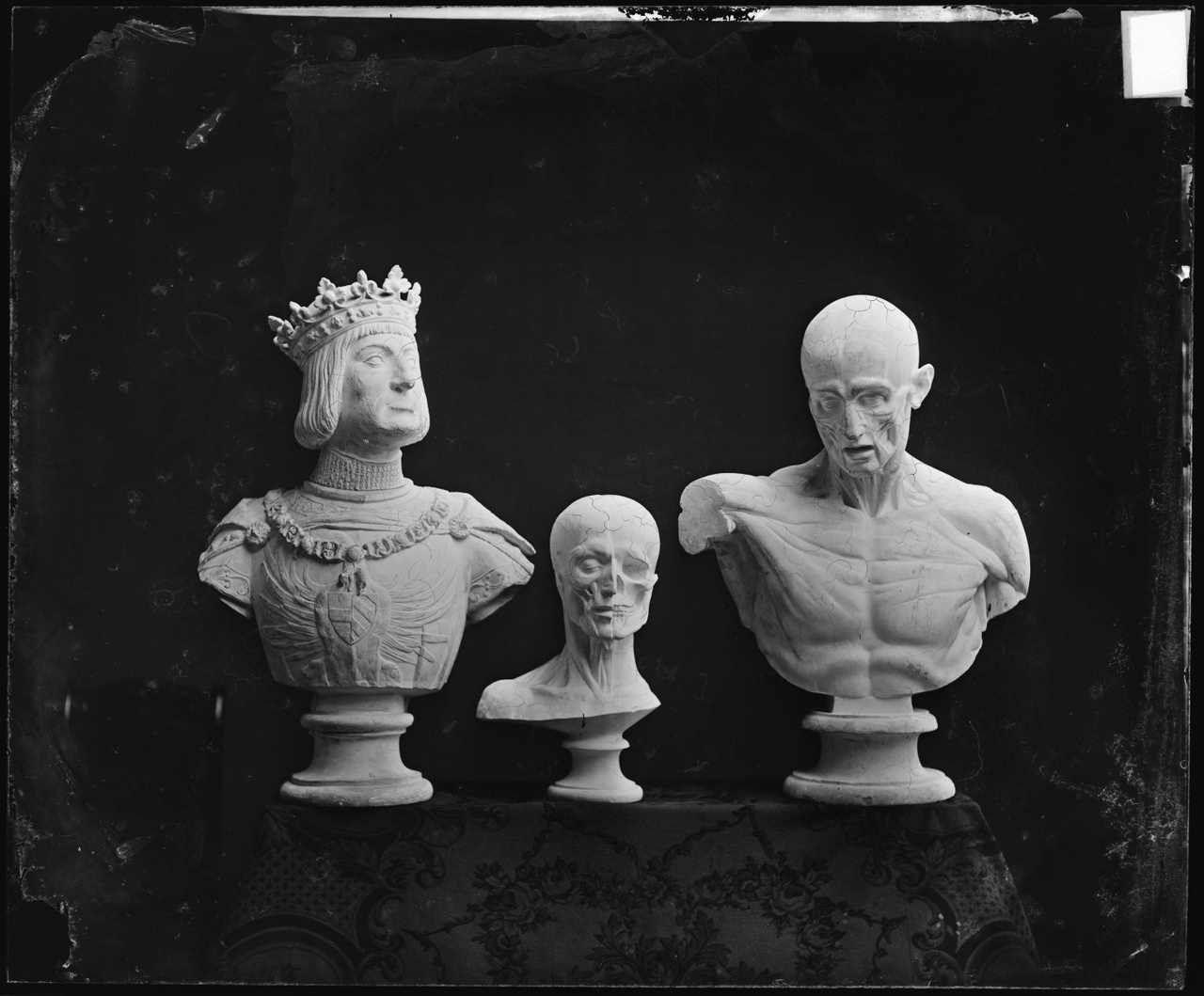 Glasnegatief van een foto van producten uit de Cuypers' Kunstwerkplaatsen: drie bustes