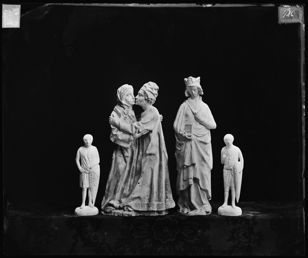 Glasnegatief van een foto van objecten uit de Cuypers' Kunstwerkplaatsen