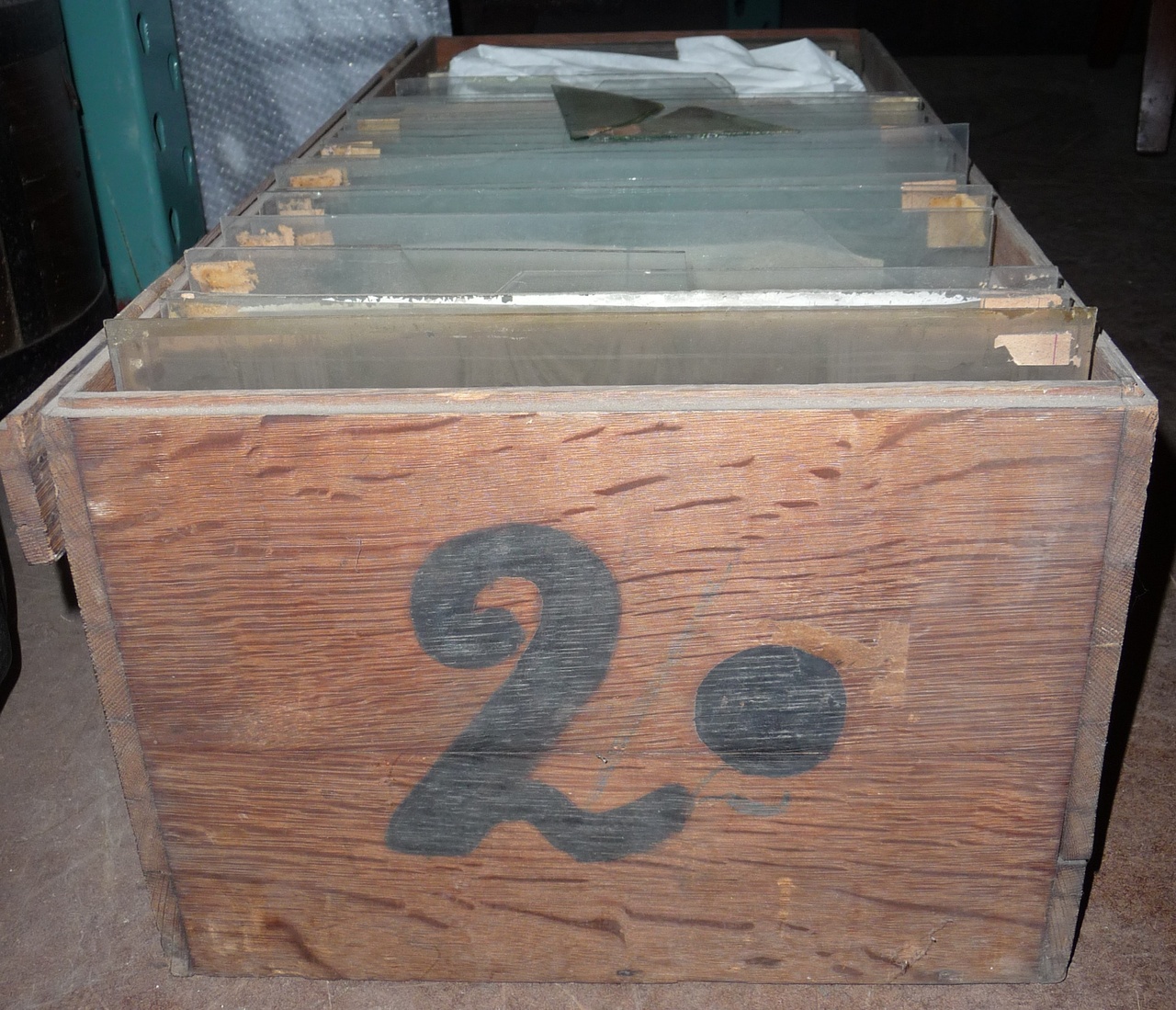 Kist voor glasnegatieven met nummer 2 (groot).