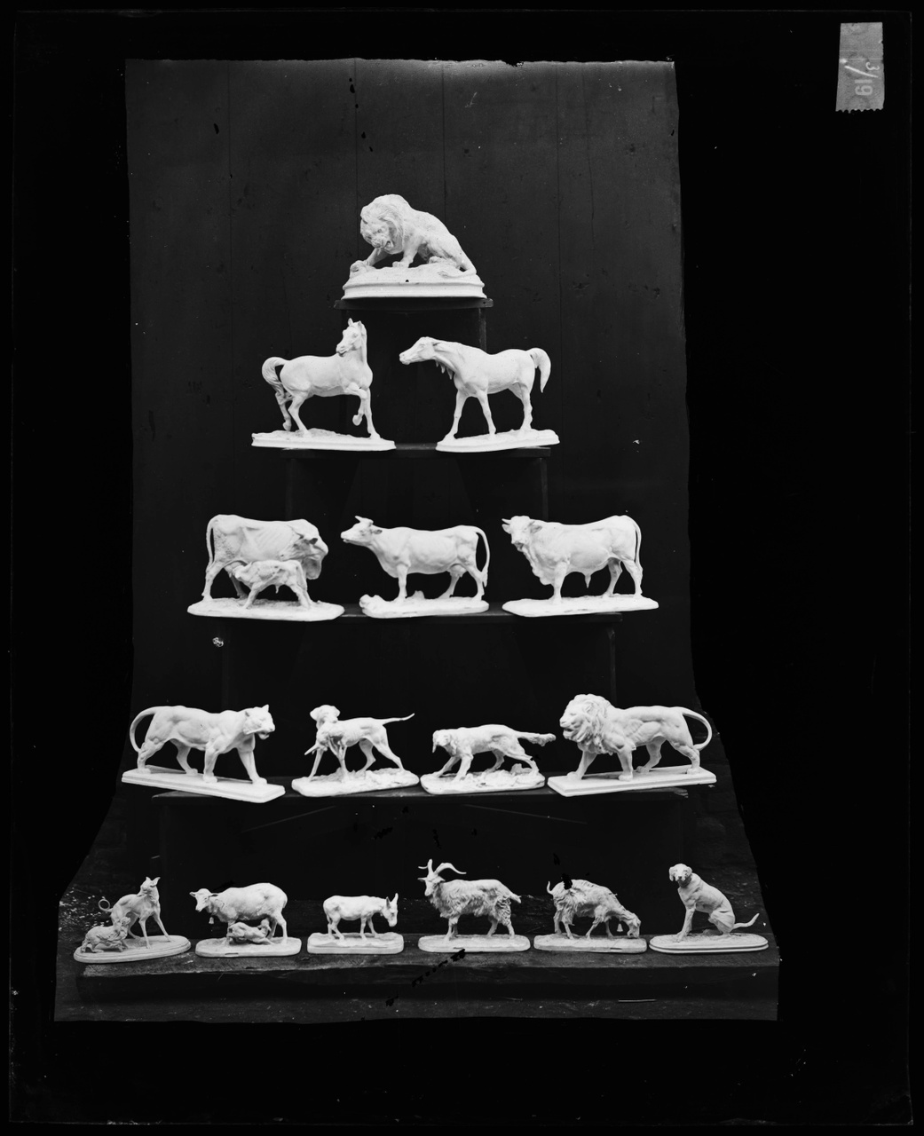 Glasnegatief van foto van producten uit de Cuypers' Kunstwerkplaatsen: 16 verschillende dieren