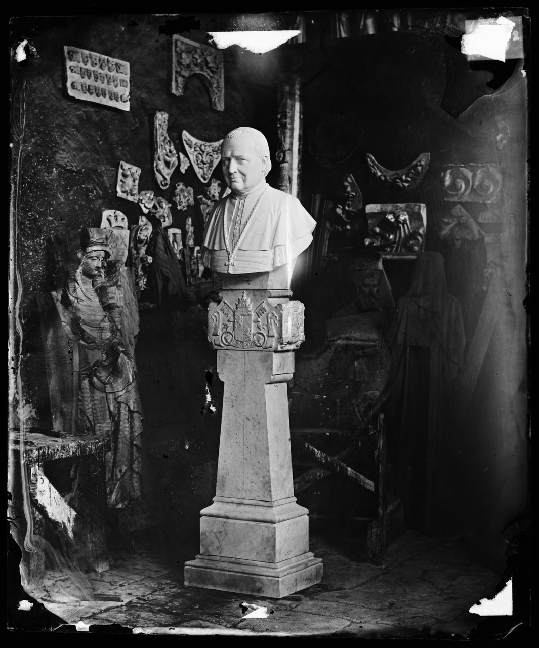 Glasnegatief van foto van producten uit de Cuypers' Kunstwerkplaatsen: "Pius IX"