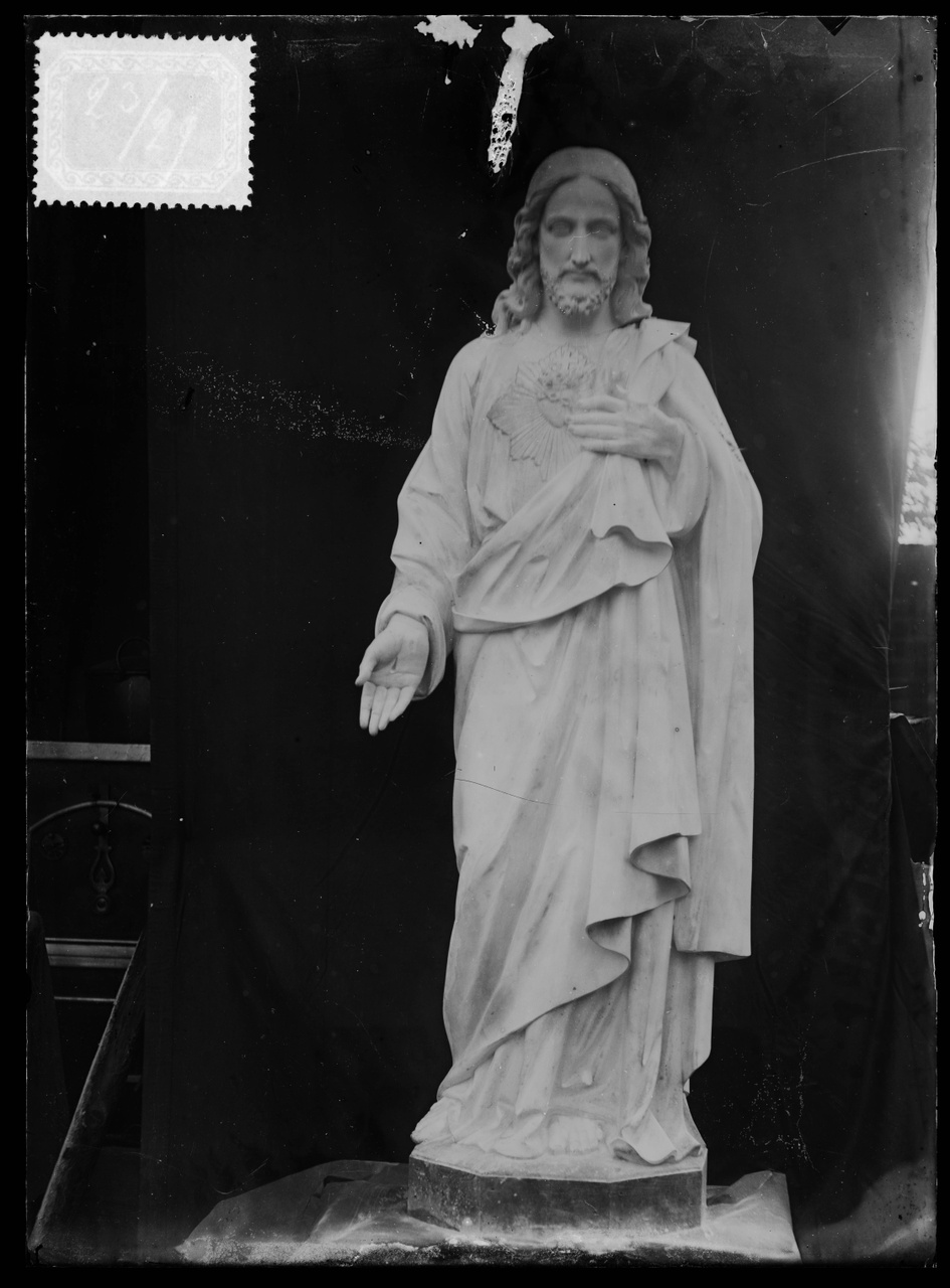 Glasnegatief van foto van producten uit de Cuypers' Kunstwerkplaatsen uit kist met nummer 23: "Heilig Hartbeeld".