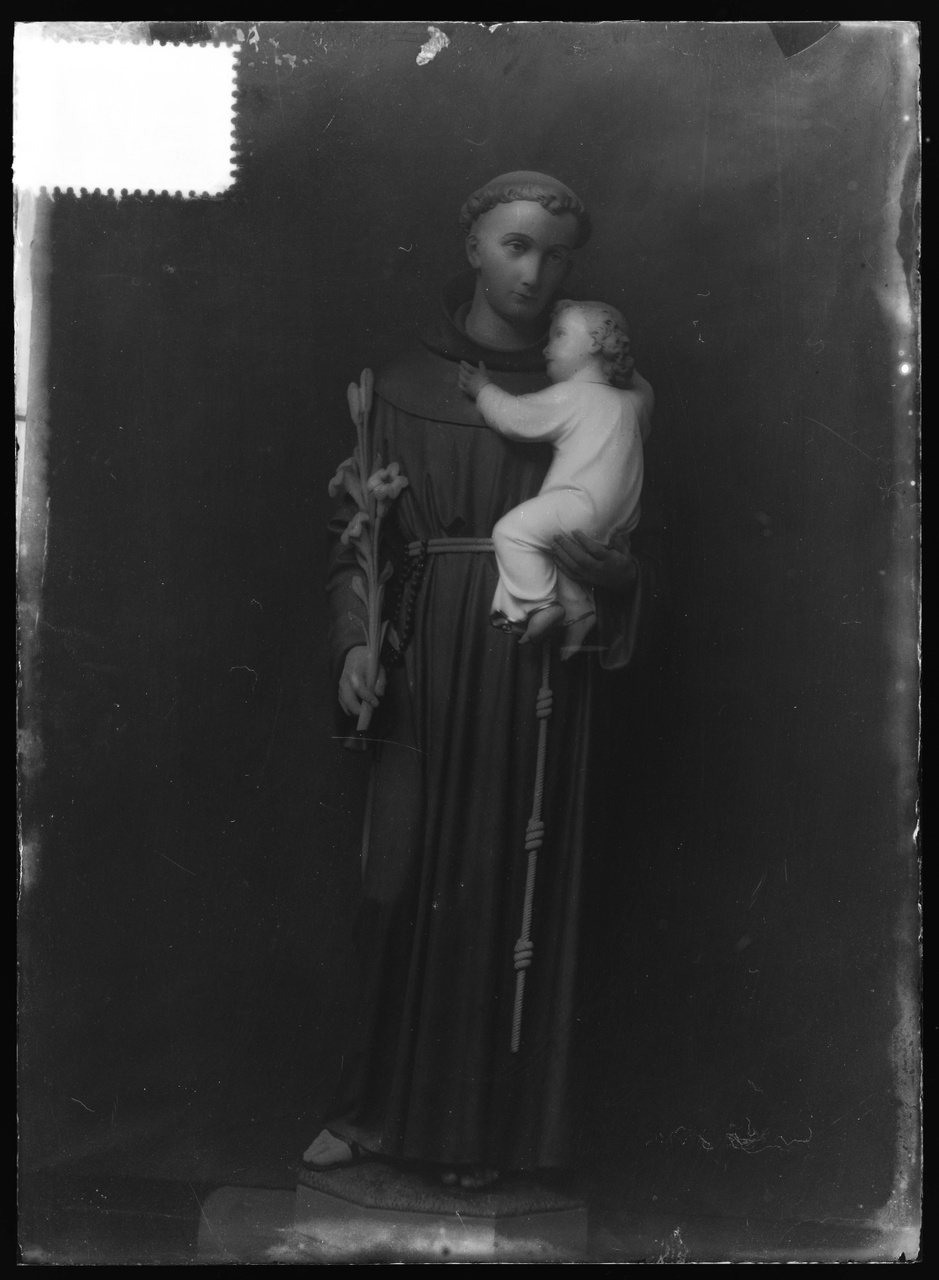 Glasnegatief van foto van producten uit de Cuypers' Kunstwerkplaatsen uit kist met nummer 23: "Sint Antonius".