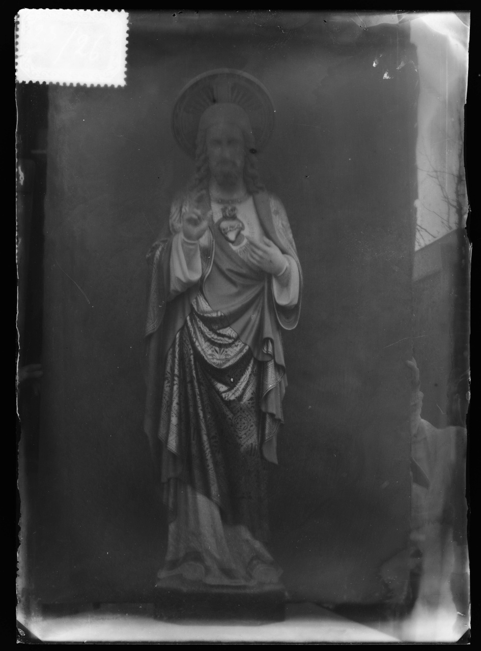 Glasnegatief van foto van producten uit de Cuypers' Kunstwerkplaatsen uit kist met nummer 23: "Heilig Hartbeeld".