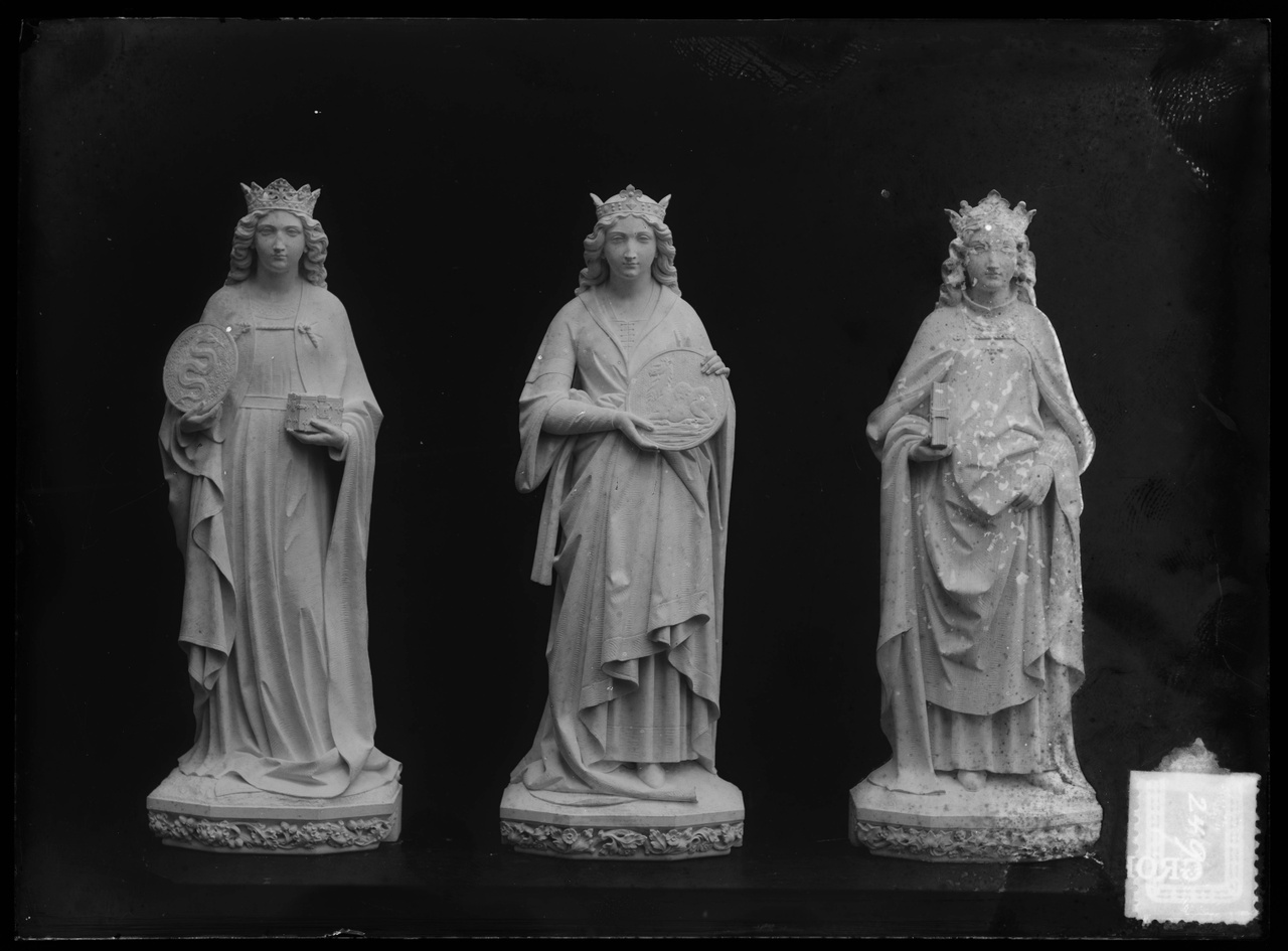 Glasnegatief van foto van producten uit de Cuypers' Kunstwerkplaatsen uit kist met nummer 24: "Beelden van drie vrouwelijke heiligen".