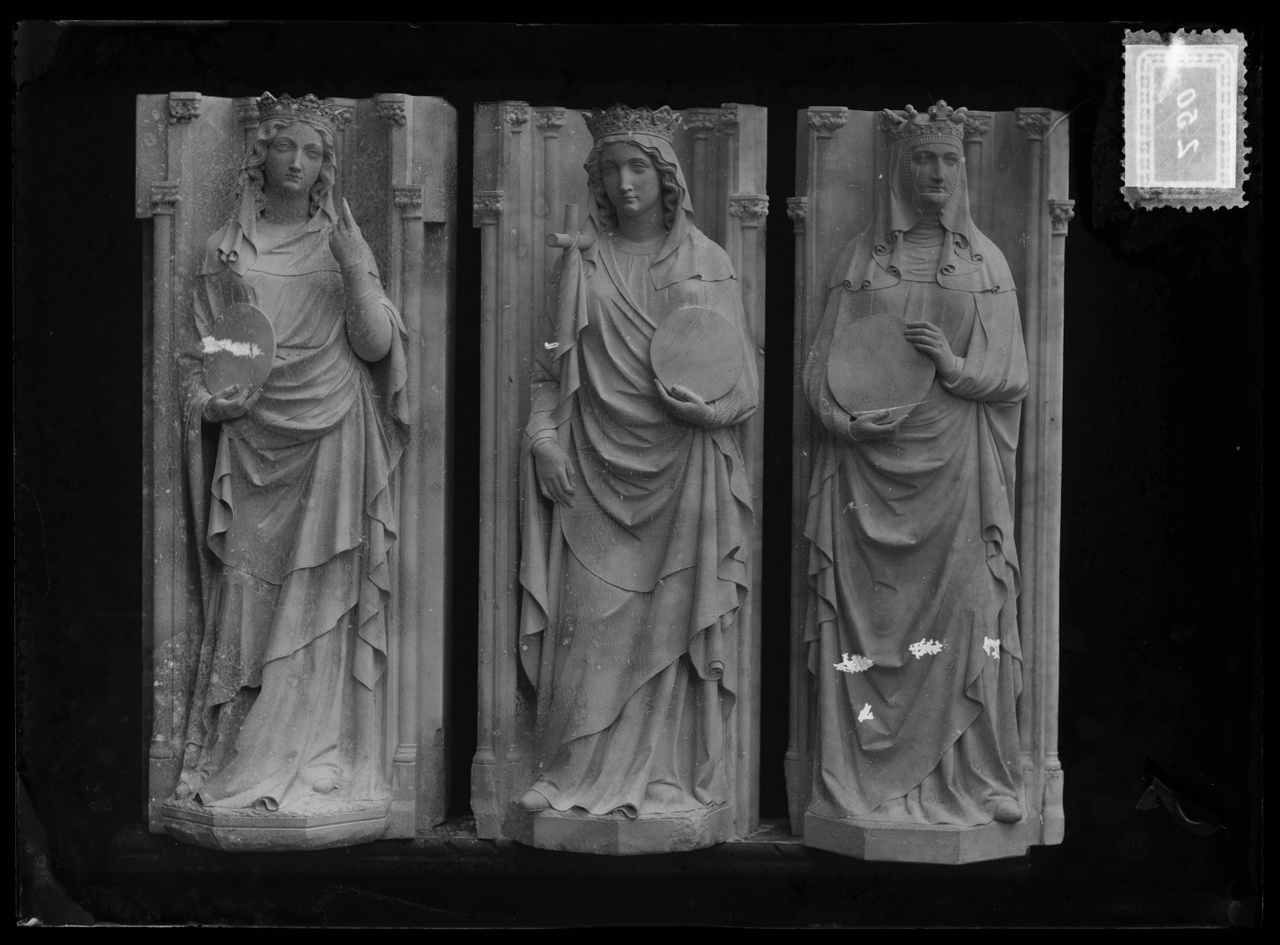 Glasnegatief van foto van producten uit de Cuypers' Kunstwerkplaatsen uit kist met nummer 24: "Beelden van drie vrouwelijke heiligen".